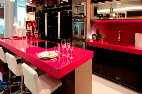 Красная столешница Silestone в интерьере